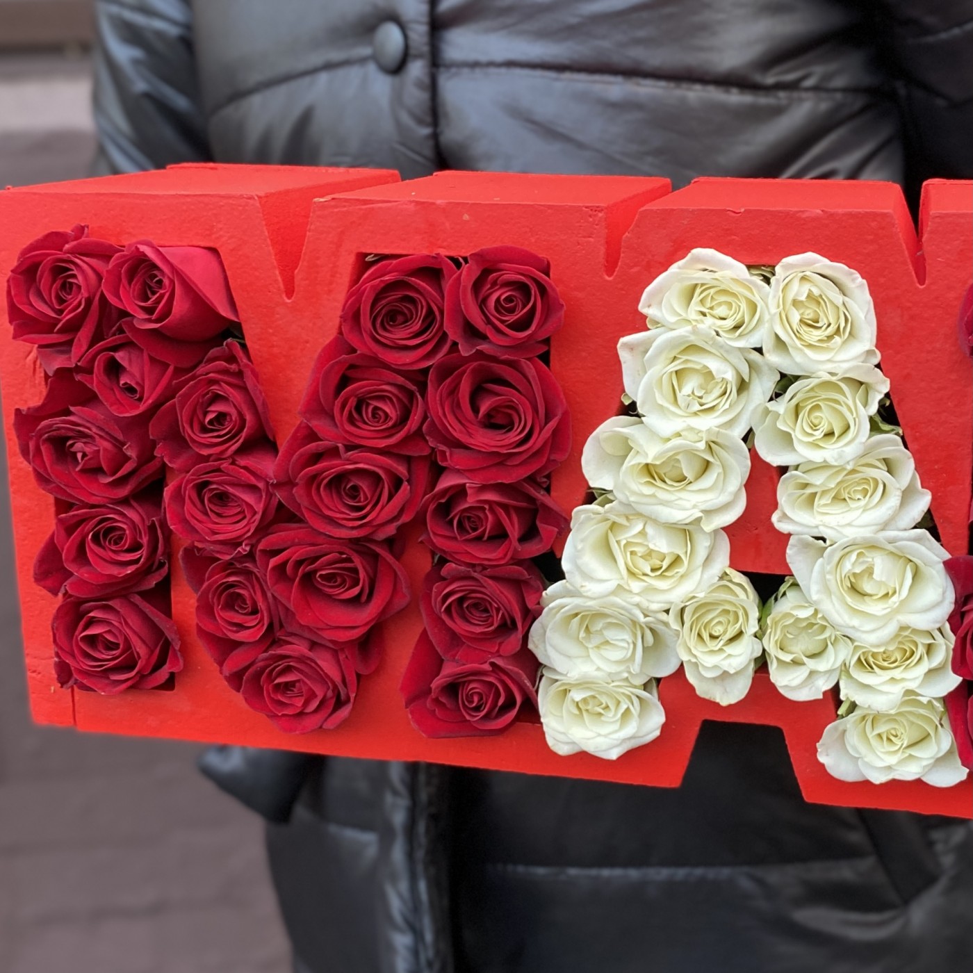 Коробка с надписью Мама из красных и белых роз